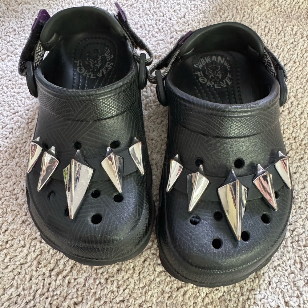 CROCS Marvel Black Panther Clogs kids size 11c / 3D claw detail